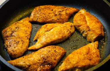 Kabaklı tavuk göğsü, choi choi fırın sebzesi.