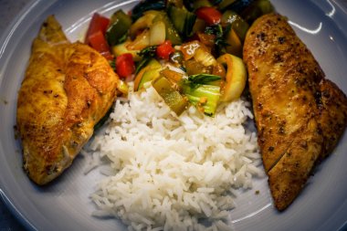 Kabaklı tavuk göğsü, choi choi fırın sebzesi.