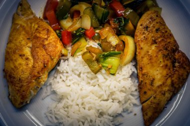 Kabaklı tavuk göğsü, choi choi fırın sebzesi.