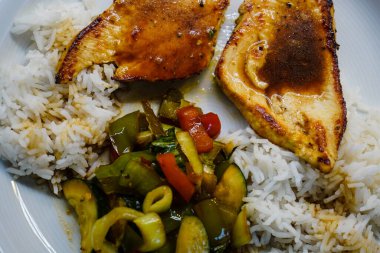 Kabaklı tavuk göğsü, choi choi fırın sebzesi.