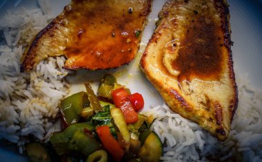 Kabaklı tavuk göğsü, choi choi fırın sebzesi.