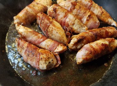 Domuz pastırmalı tavuk göğsü.