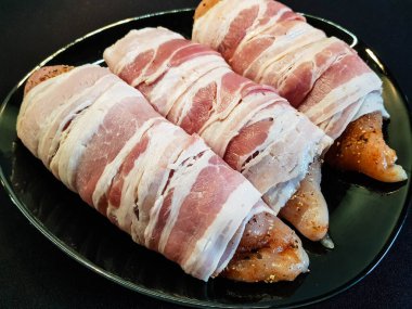 Domuz pastırmalı tavuk göğsü.