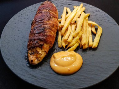 Domuz pastırmalı tavuk göğsü.