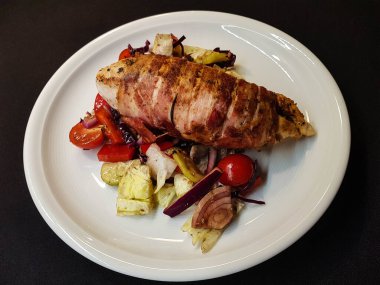 Domuz pastırmalı tavuk göğsü.