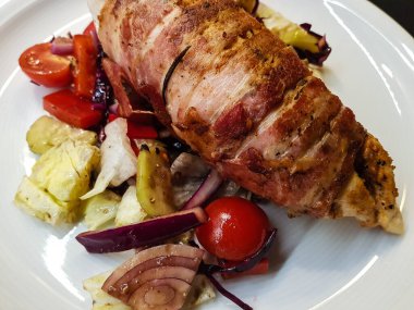 Domuz pastırmalı tavuk göğsü.