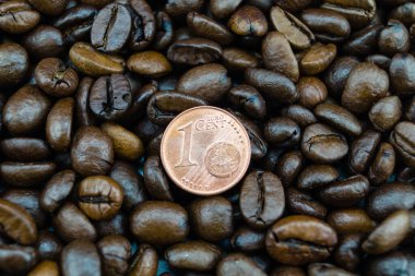Adil ticaret kahve fiyatı - kavrulmuş kahve çekirdekleri ve para