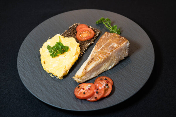 копченый гренландский палтус с томатным салатом и яйцами 