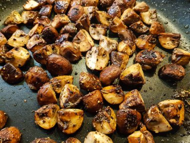 Patates ve mantarlı kızarmış fileto biftek.