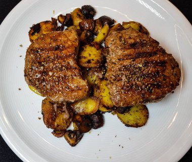 Patates ve mantarlı kızarmış fileto biftek.