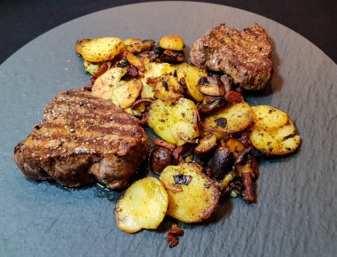 Patates ve mantarlı kızarmış fileto biftek.