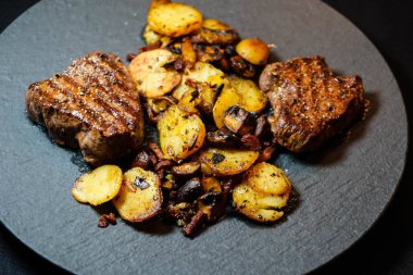Patates ve mantarlı kızarmış fileto biftek.