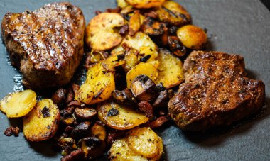 Patates ve mantarlı kızarmış fileto biftek.