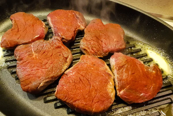 Smażony Filet Steak Ziemniakami Grzybami — Zdjęcie stockowe