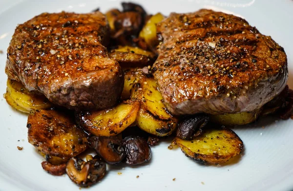 Filé Frito Bife Com Batatas Cogumelos — Fotografia de Stock