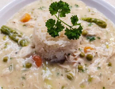 Beyaz şarap soslu tavuk ve pilav