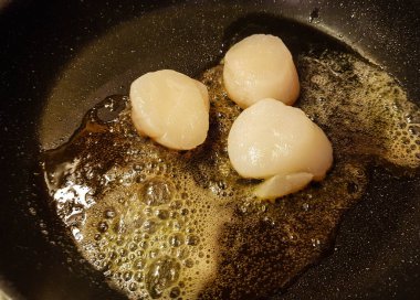 Kızarmış tuzlu su kabukları cevizli bitkiler ve baharatlarla.