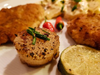 Kızarmış tuzlu su kabukları cevizli bitkiler ve baharatlarla.