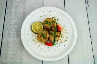 Kızarmış tuzlu su kabukları cevizli bitkiler ve baharatlarla.