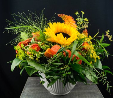 Mutlu bir Valentins günü için ayçiçeği buketi