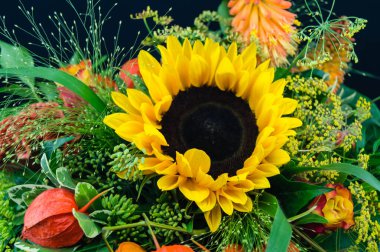 Mutlu bir Valentins günü için ayçiçeği buketi