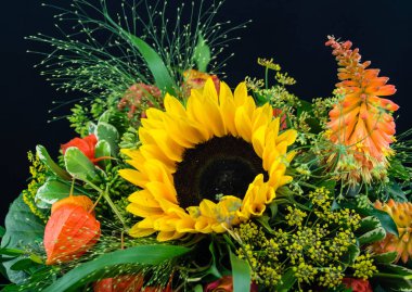 Mutlu bir Valentins günü için ayçiçeği buketi