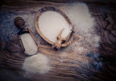 Kahverengi zeytinlikte beyaz patates unu