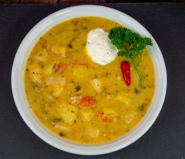 Patates kremalı çorba için sebze çorbası.