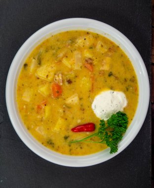 Patates kremalı çorba için sebze çorbası.