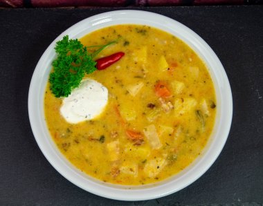 Patates kremalı çorba için sebze çorbası.