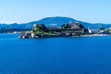 Corfu Şehri eski kasaba ve kale bir yolcu gemisi perspektifinden.