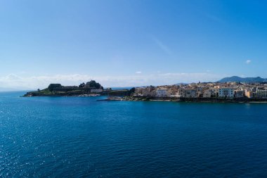 Corfu Şehri eski kasaba ve kale bir yolcu gemisi perspektifinden.