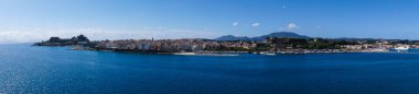 Corfu Şehri eski kasaba ve kale bir yolcu gemisi perspektifinden.