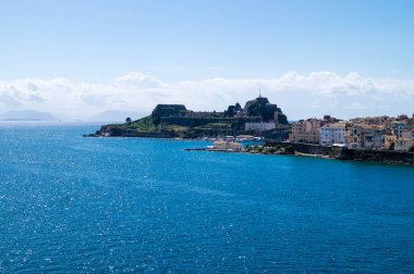 Corfu Şehri eski kasaba ve kale bir yolcu gemisi perspektifinden.