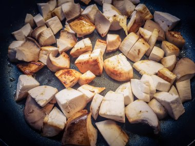 Kızartma tavasında mantar soğan ve pastırma.