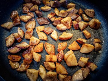 Kızartma tavasında mantar soğan ve pastırma.