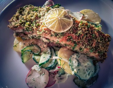 Kızarmış somon bifteği ve patates salatası.