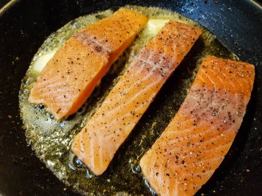 Karides ve baharatlı ızgara somon.