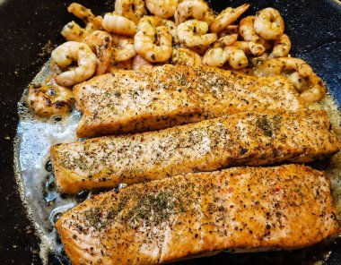 Karides ve baharatlı ızgara somon.