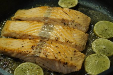 Karides ve baharatlı ızgara somon.