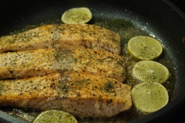 Karides ve baharatlı ızgara somon.