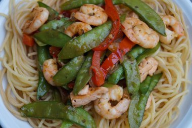 Karides ve baharatlı ızgara somon.