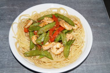 Karides ve baharatlı ızgara somon.