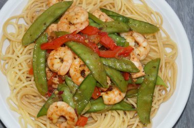 Karides ve baharatlı ızgara somon.