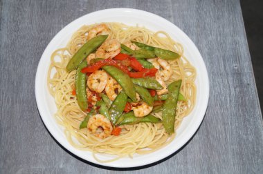 Karides ve baharatlı ızgara somon.