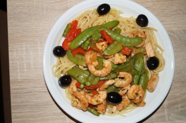 Karides ve baharatlı ızgara somon.