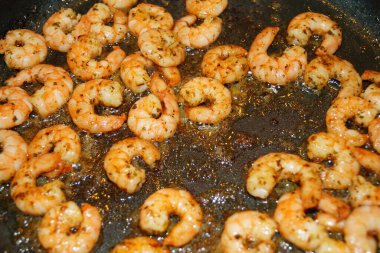 Karides ve baharatlı ızgara somon.