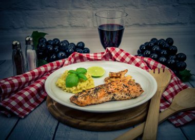 Karides ve baharatlı ızgara somon.