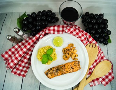 Karides ve baharatlı ızgara somon.