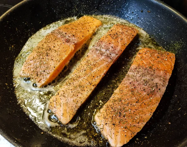 Salmón Parrilla Con Gambas Hierbas Especias —  Fotos de Stock